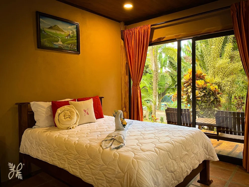 Hotel Heliconias Nature Inn & Hot Springs
