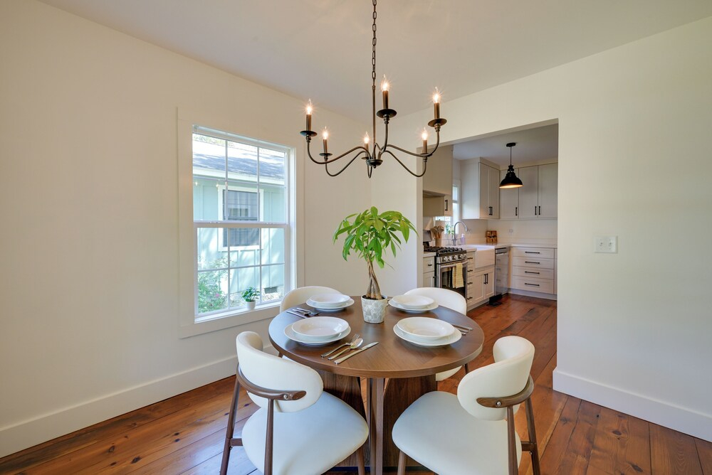 5 Mi to Pier Village: Coastal Jade Cottage