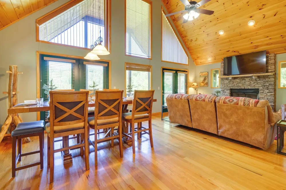 Beautiful Smoky Mountain Chalet With Game Room!