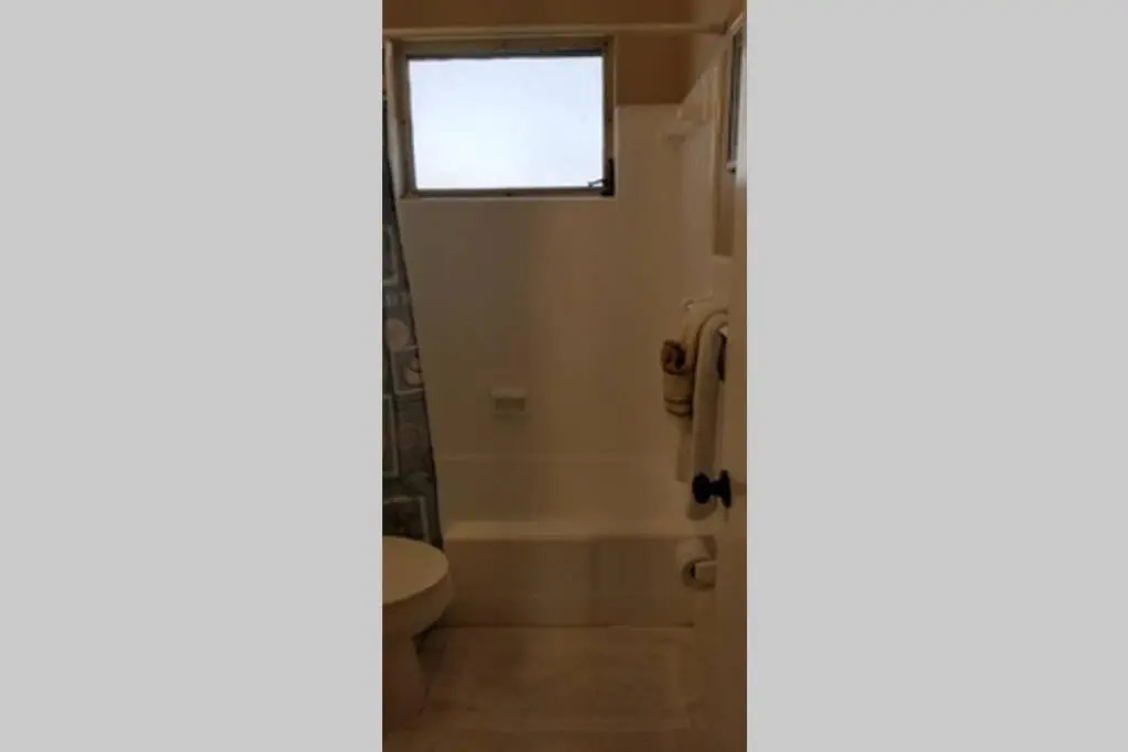 3220 NE 15th st. Unit 2