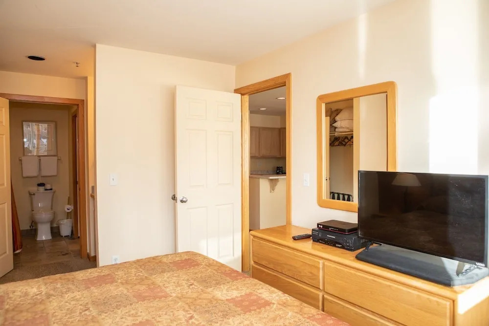 1538 Lakeshore 1 Bedroom Condo by RedAwning