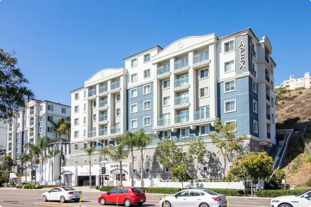 Yes it s Right 2 Suites and 3 Baths in the Heart of San Diego FB2