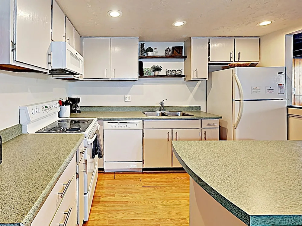 New Listing! Mountain-View Townhome w/ Hot Tub townhouse