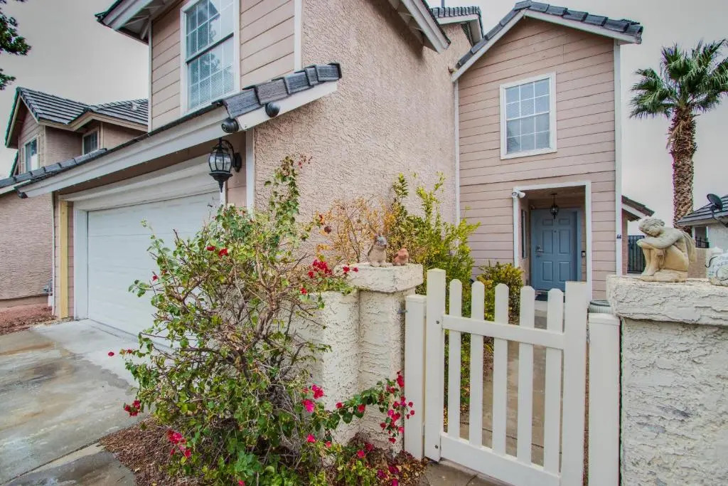 fabulous city view home, pool & mall