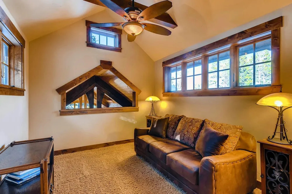 Bear Tracks Lodge