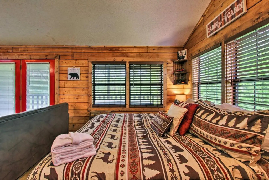 River Rush- Cozy Riverfront Cabin 5 Mi to Pigeon Forge