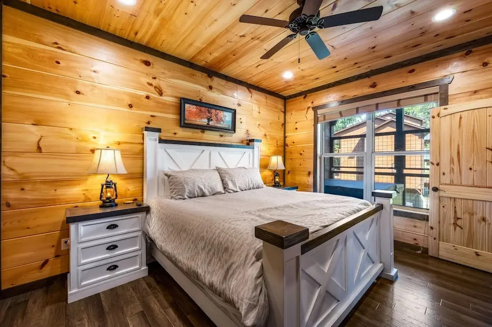 Mountain Skyy 3 Bedroom Cabin by RedAwning