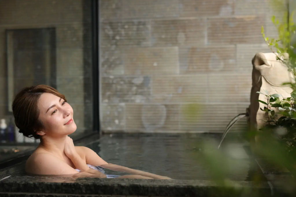Balinese onsen ryokan Hakone Airu