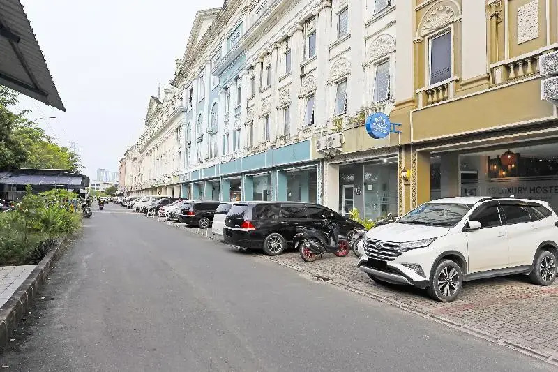 Capital O 91407 Kb Luxury Hostel