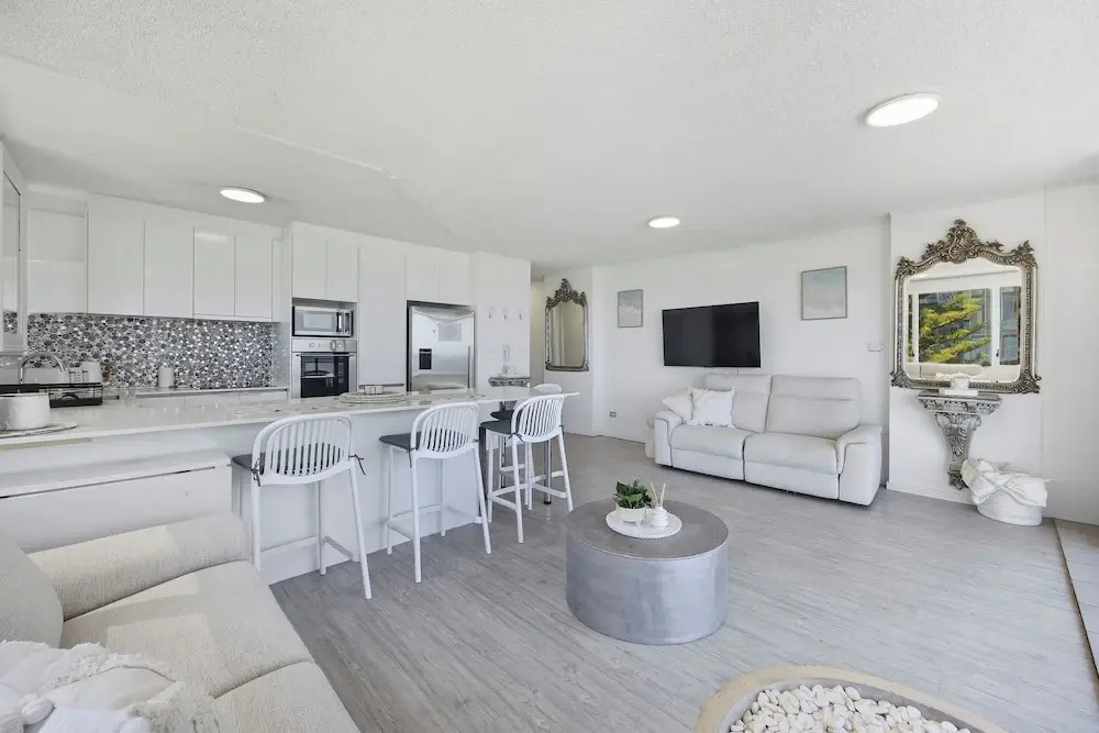 Oceanfront Serenity At Main Beach