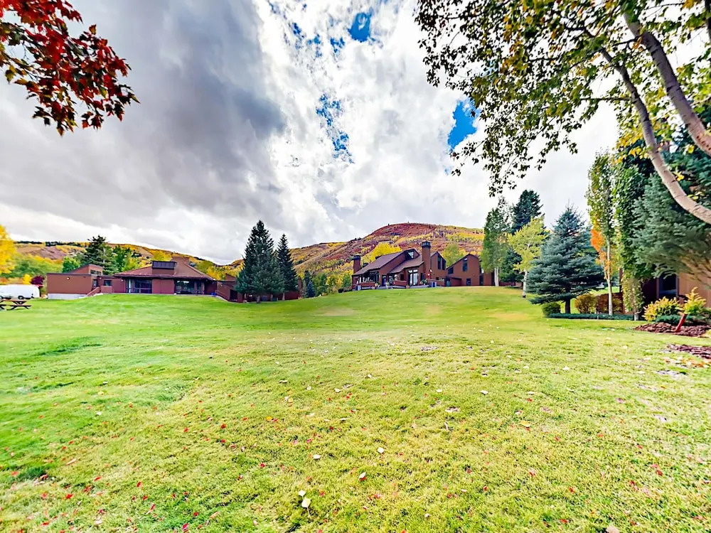 New Listing! Chic W/ Pool - Walk To Lifts 2 Bedroom Condo