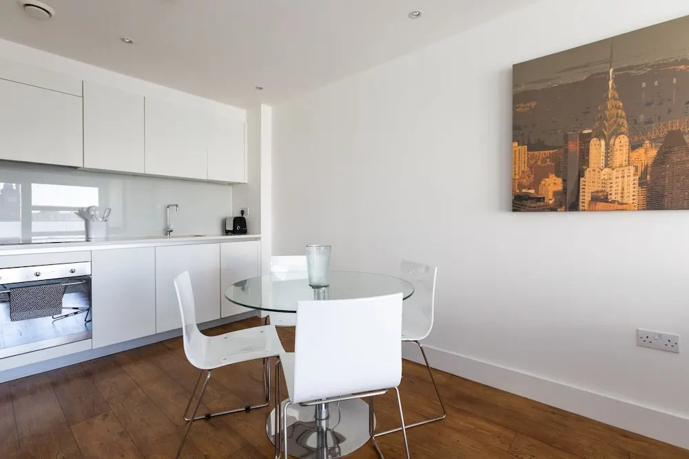 Luxury 2-bed Flat, Parking Near Tube and Emirates