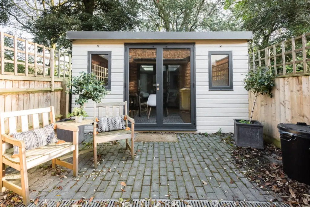 The Navy Court - Scandinavian Inspired 4BDR Central Home