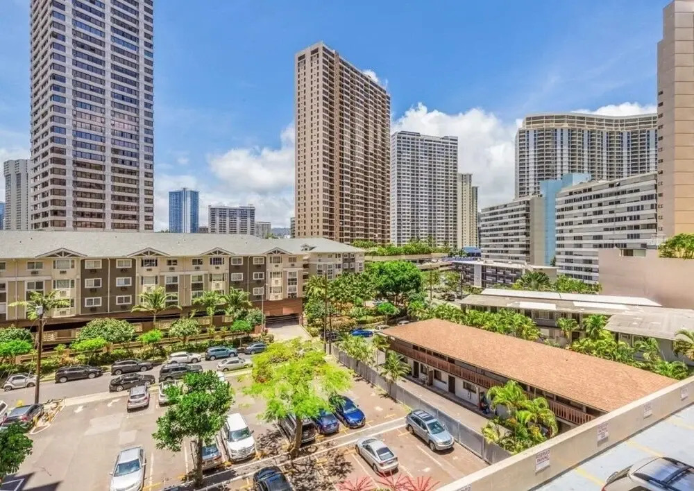 Spacious & Sophisticated Palms Studio Condo by RedAwning, Honolulu