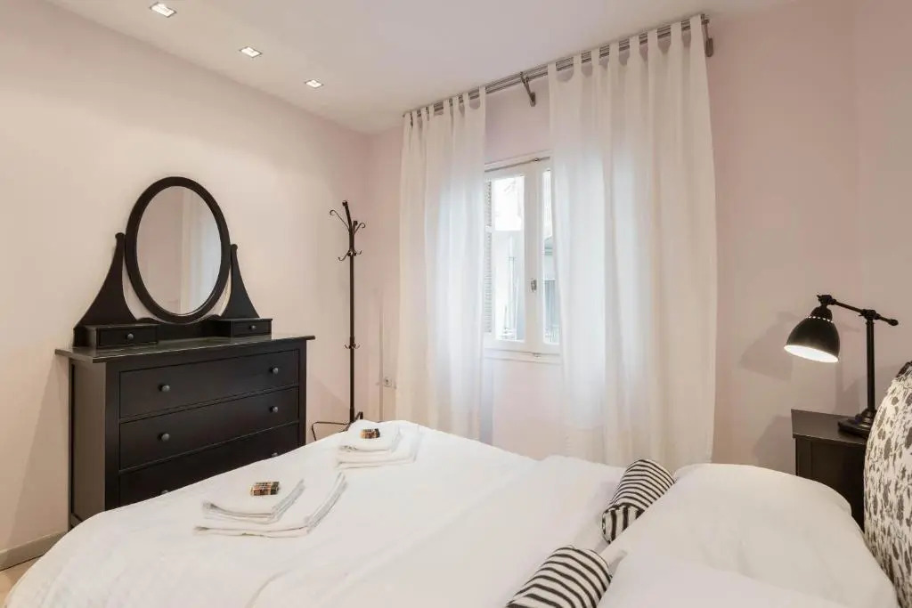 Stylish white 4 ppl apartment in City center