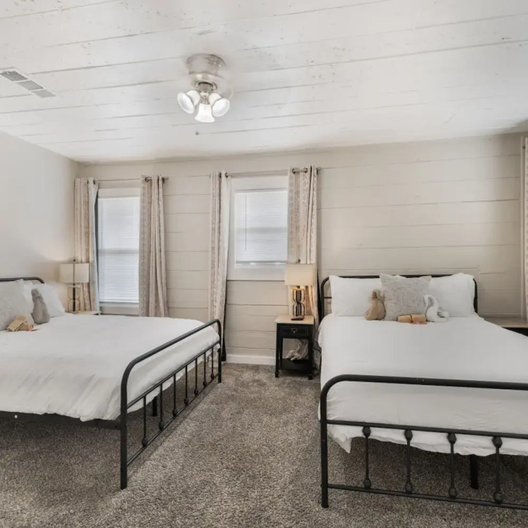 Stockyards- 4min Pet Friendly 3BR Luxe Gem