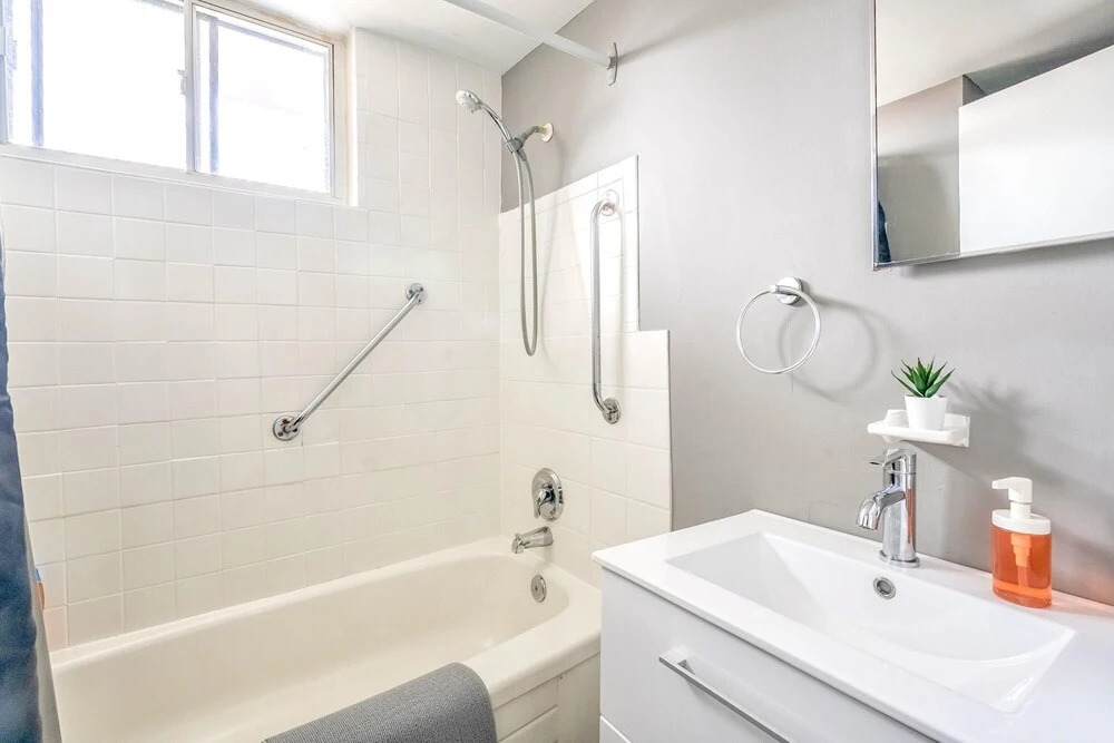 2BR Apt w King Bed and Netflix- Prime Location