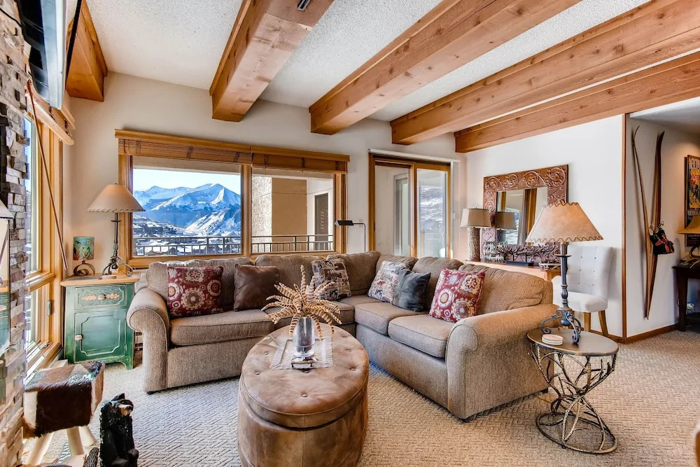 2Br Gorgeous Plaza Condo With A Fireplace - No Cleaning Fee! by RedAwning