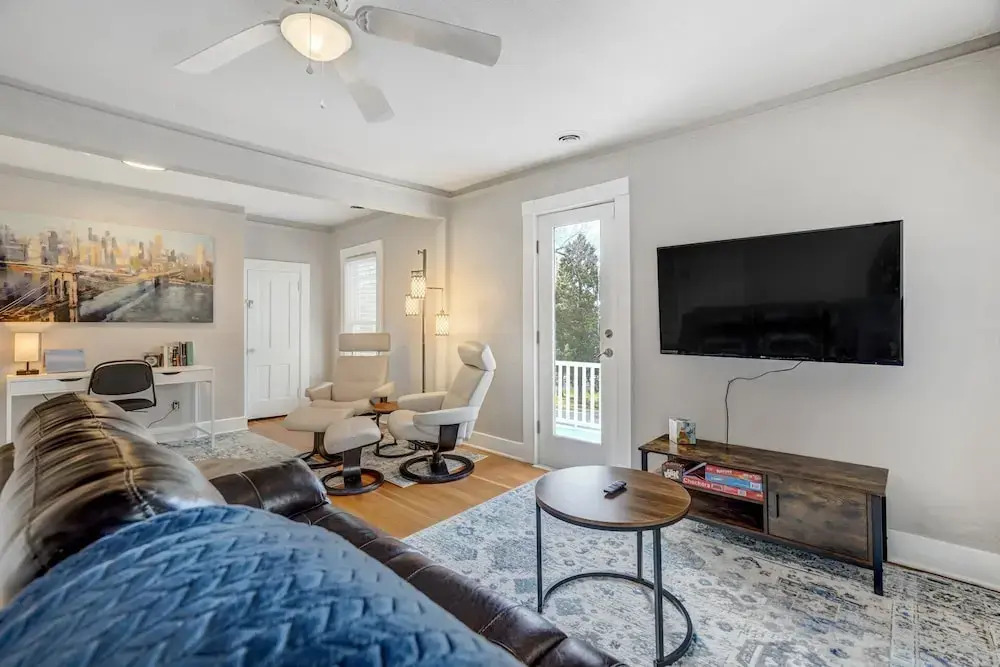 Downtown Getaway With Balcony King Beds