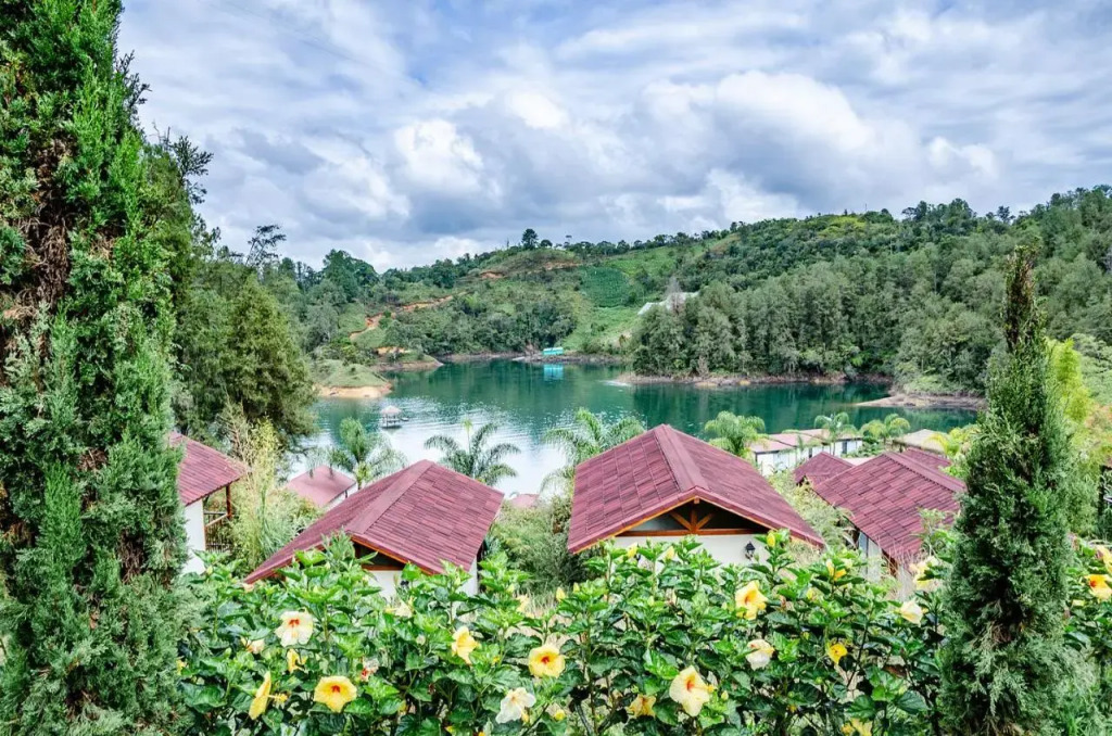 Hotel Pietrasanta Cabañas frente a la Represa Peñol Guatape