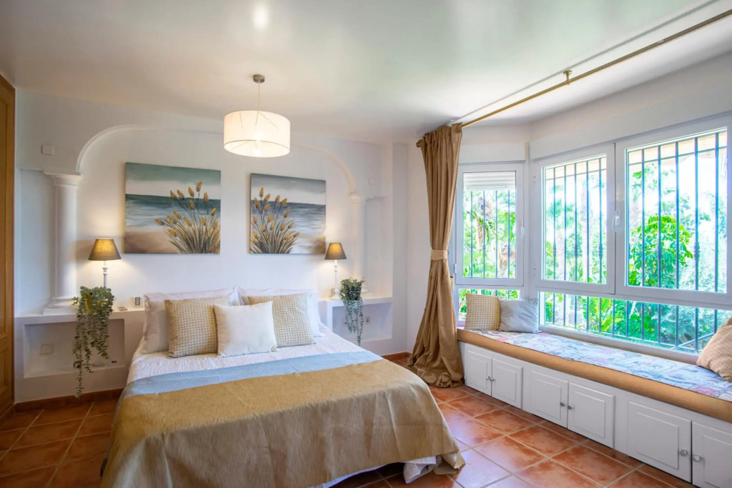 9 Bedroom 5 Star Luxury Villa & Heated Pool for 5 to 28 Guests near Alicante