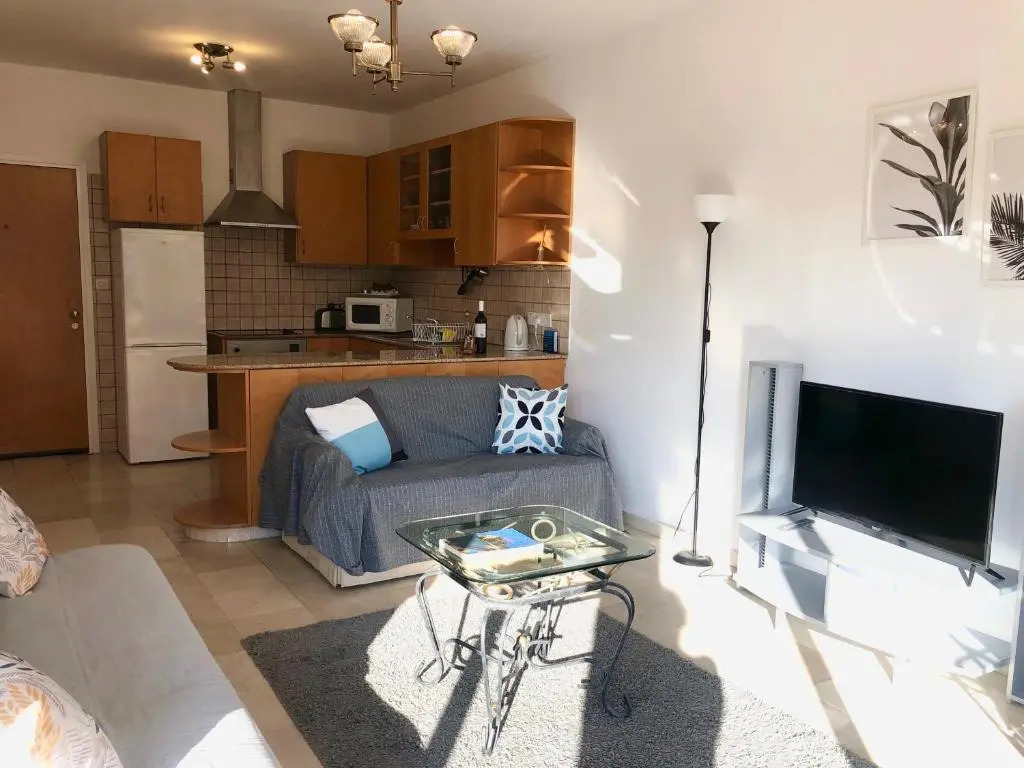 1 bedroom flat, prime location near sea, sleeps 4