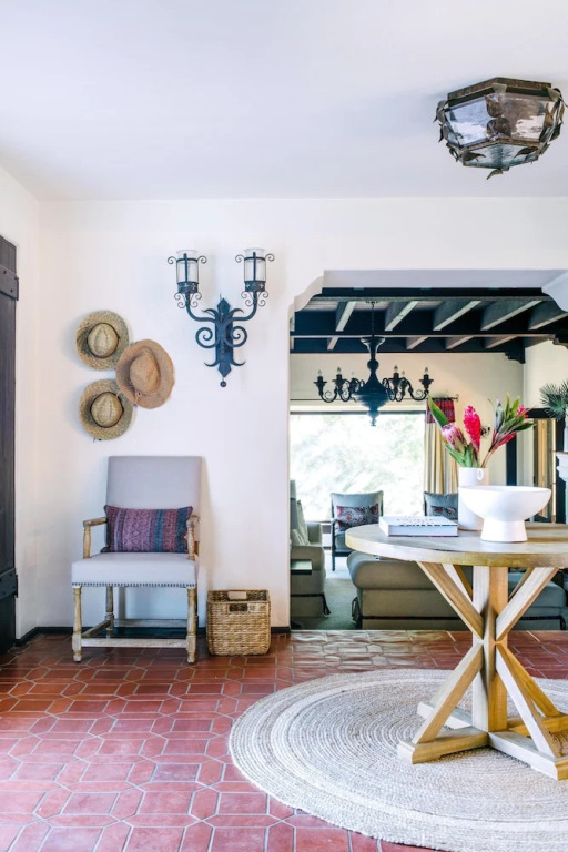 Frida by AvantStay | Sleeps 16! Prvt Estate w/ Tennis Ct & Mins to Beach!