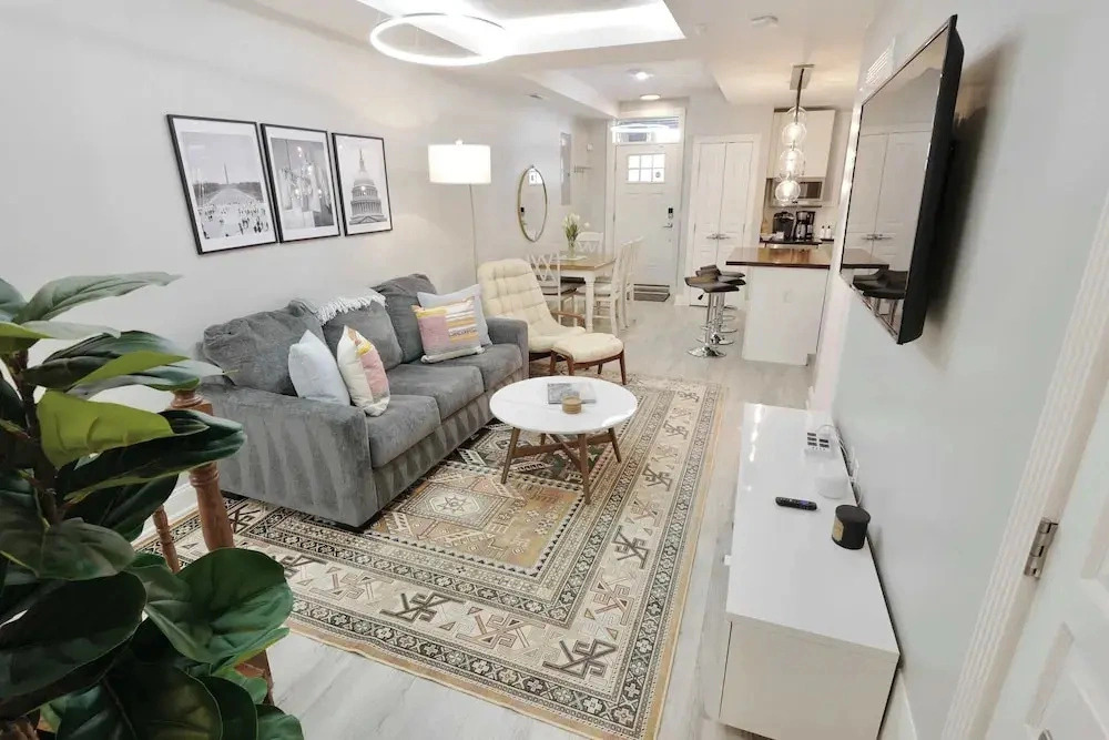 Stellar Stay Near Metro + Parking