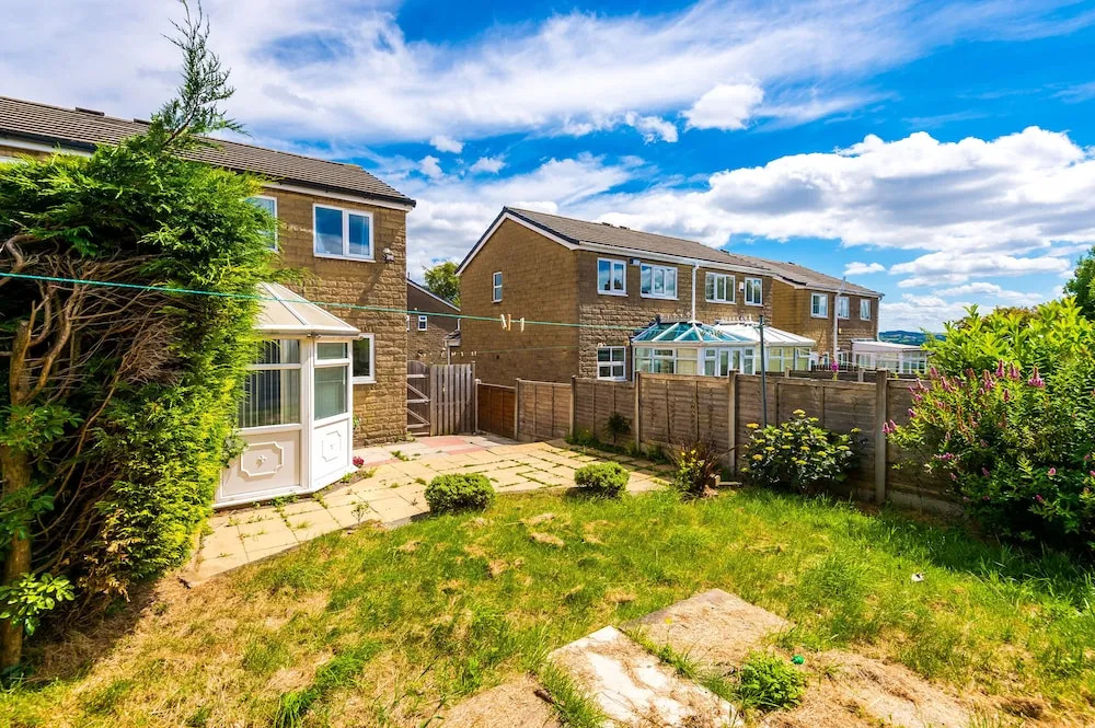 Cozy 3-Bed Family Home with Free Parking