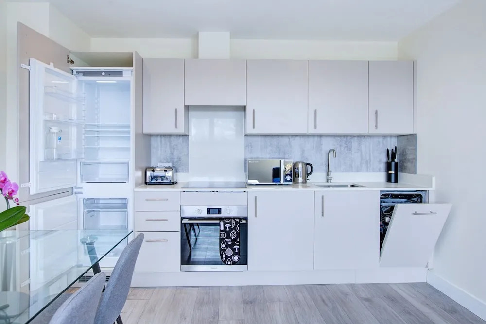 Charming 2-bed Apartment in Cheam, Sutton