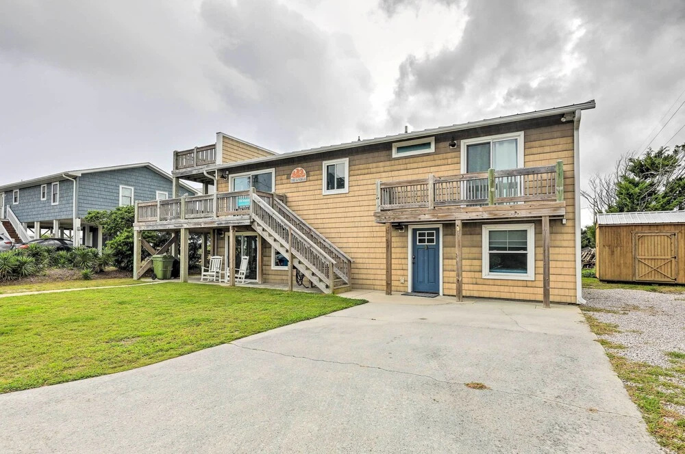 Bright Emerald Isle Home - Walk to the Beach!
