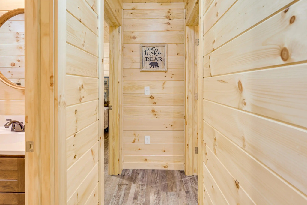 Paws in the Air: Hot Tub, Close to Area Attractions, Restaurants, & Shopping: 5 minutes from the Parkway
