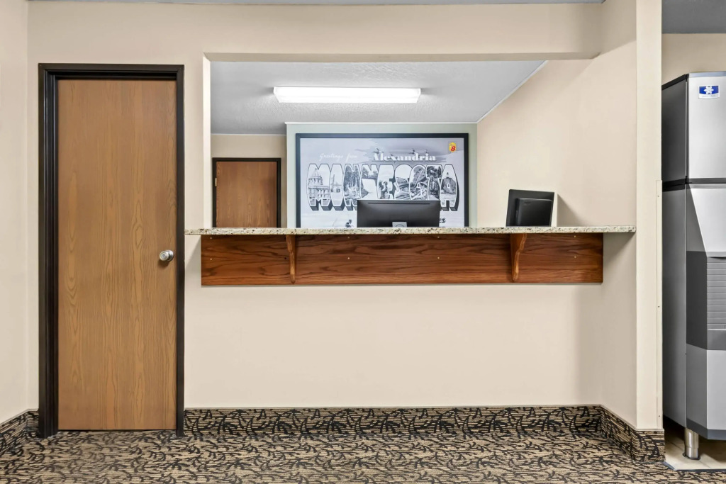 Super 8 by Wyndham Alexandria MN