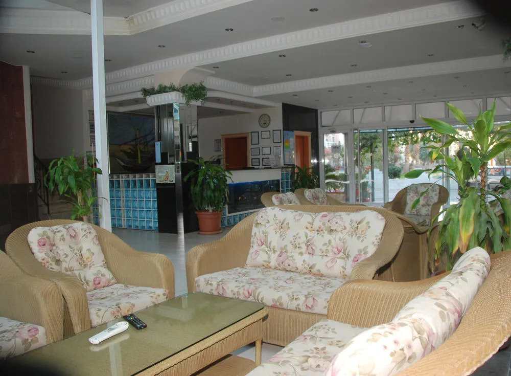 Risus Suit Hotel
