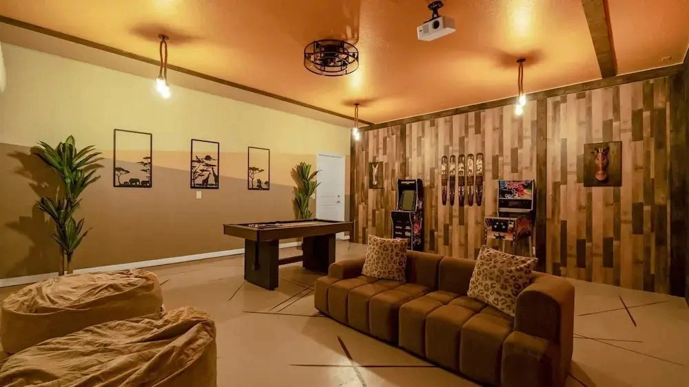 Upstay Family Home w Cinema, Pool & BBQ Clermont