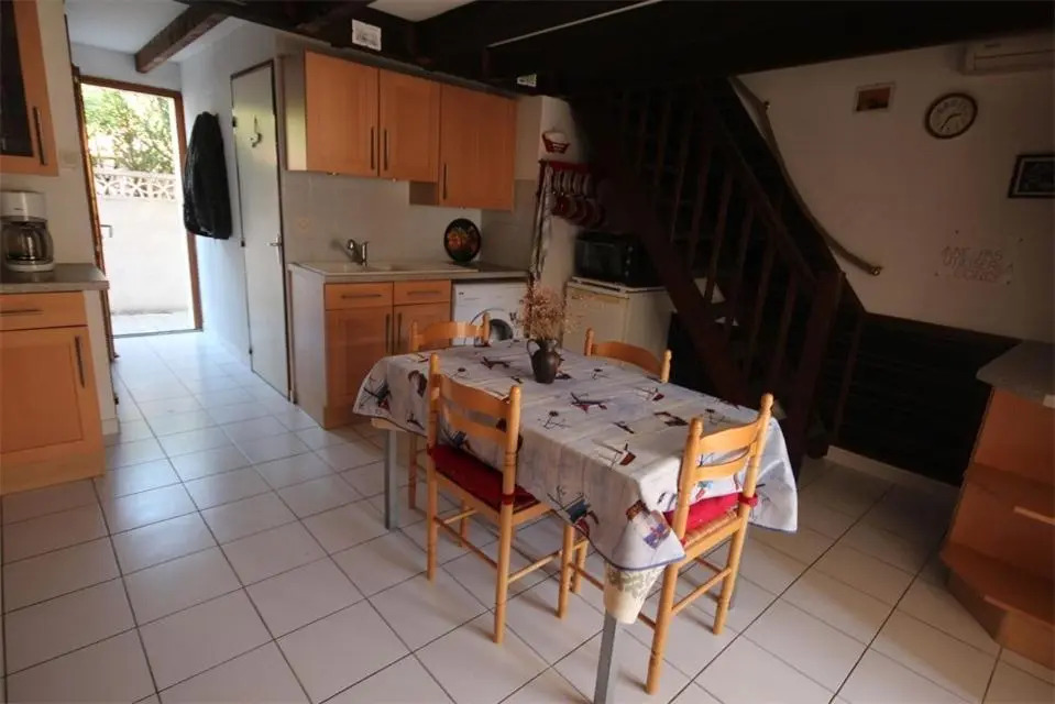 villa 3 chambres 6 couchages petite terrasse dans résidence sécurisée avec piscine commune 400m de la mer LRJP50