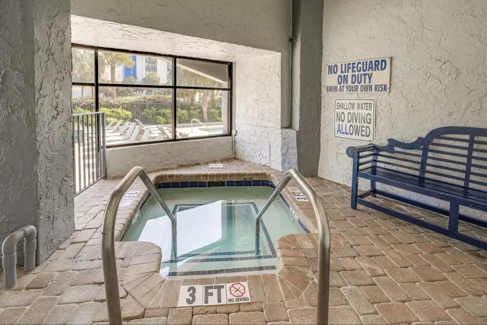 Beachfront, Two Queen Beds, Pool, Hot Tub, Free Parking 1 Bedroom Condo