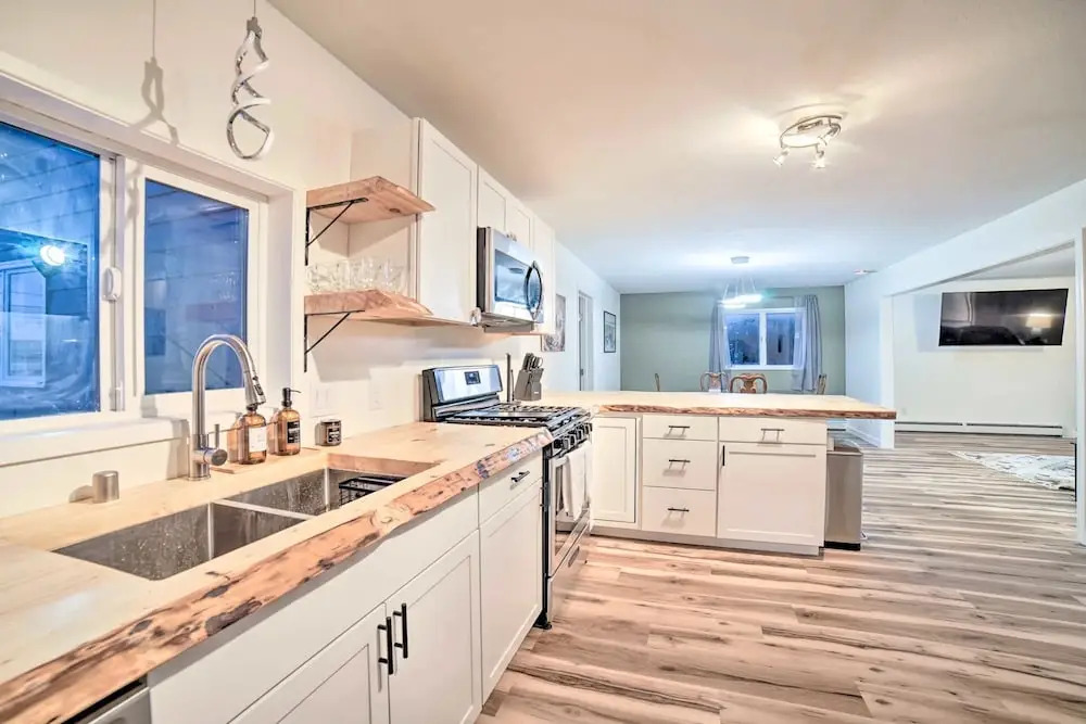 Apartment In Anchorage ~ 1.2 Miles from Downtown 2 Bedroom Apts by RedAwning