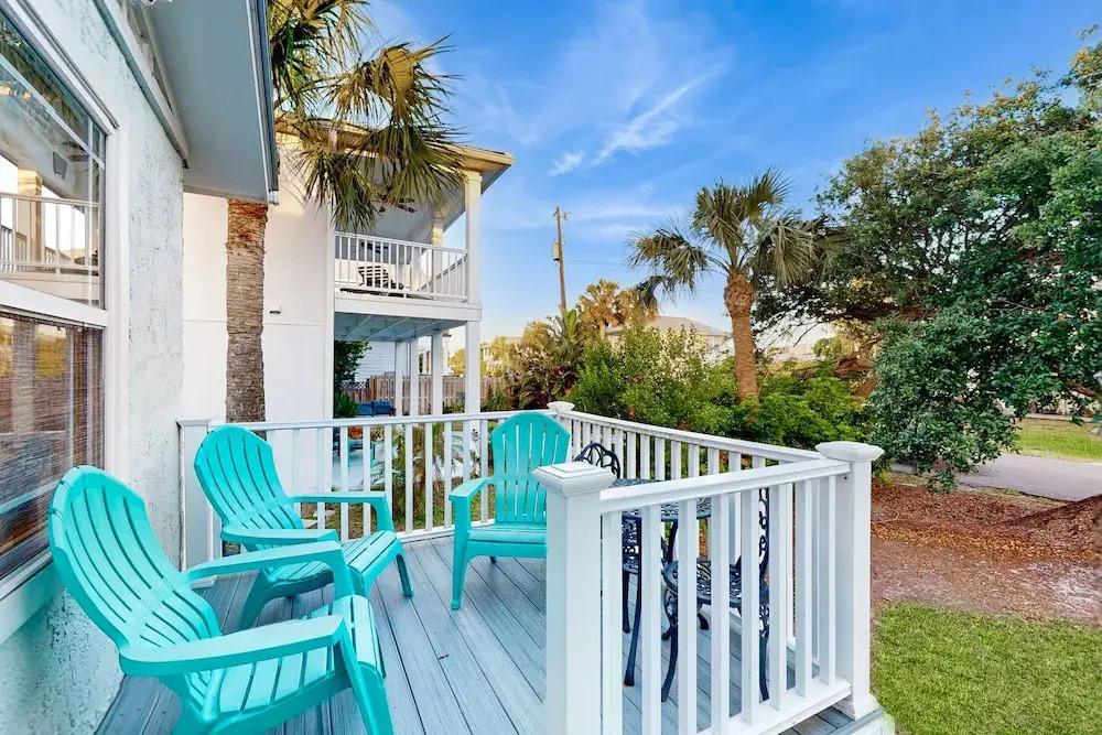 Inviting Beach House - Walk to Beach, Shopping & Dining