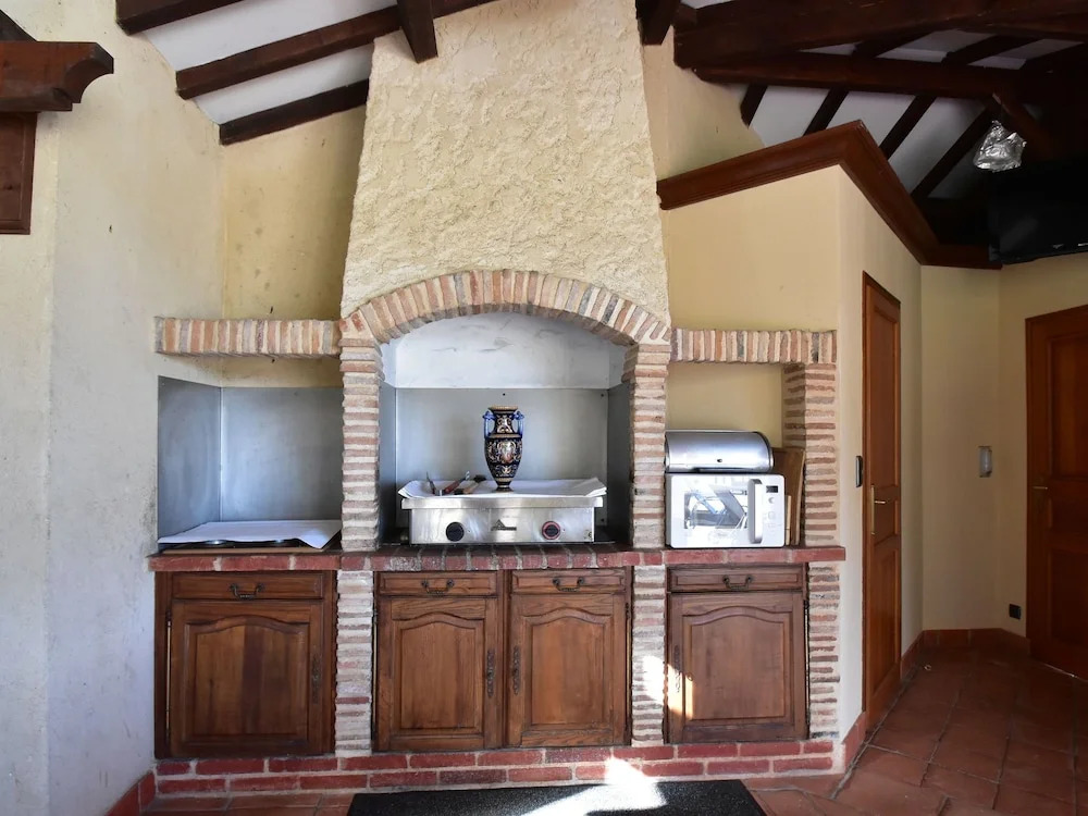 Lavish Villa on an Exclusive Estate in Liorac-sur-louyre With Pool