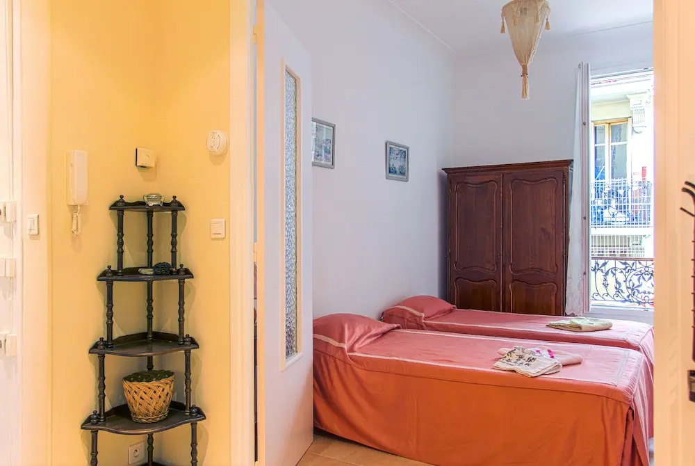 Large Apt 20M Terrace FREE PARKING BEACH