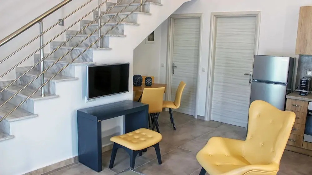 Theros Villas & Suites