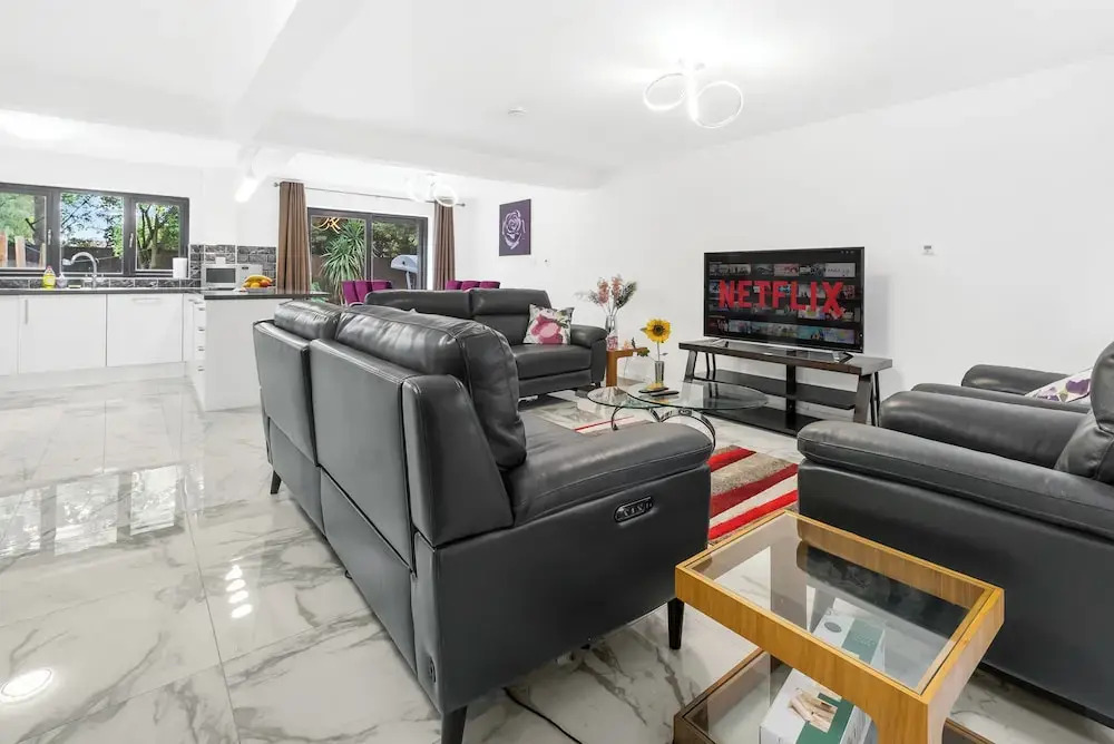 4 Bed House - Sleeps 8 - Garden - Parking - Wifi