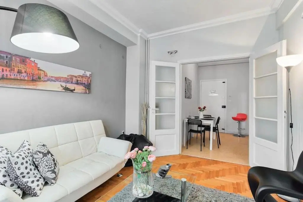 2BDR OlympianZeus Apt with Netflix