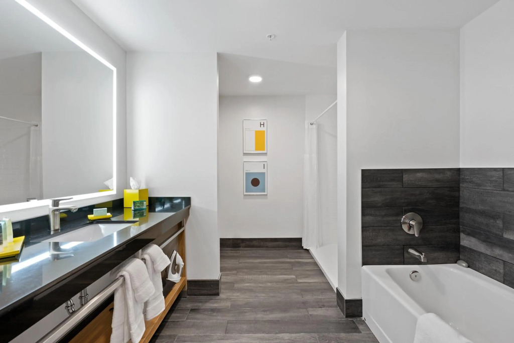 Hotel Indigo Seattle Everett Waterfront Place by IHG