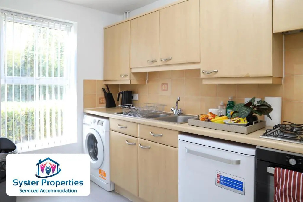 Syster Properties- Leicester Large 3 double bedroom Home