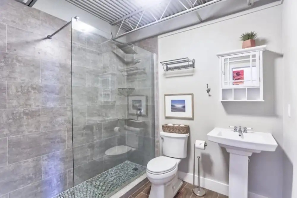 Ocean Jewel 2- Modern Loft Close to Beach and Shops