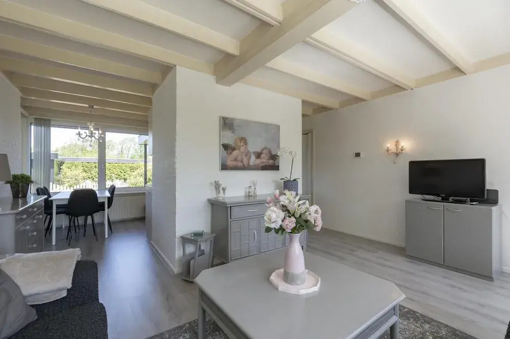 Welcoming Bungalow With Garden