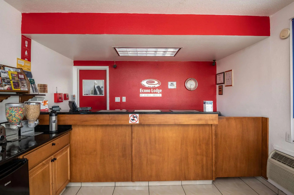 Econo Lodge University