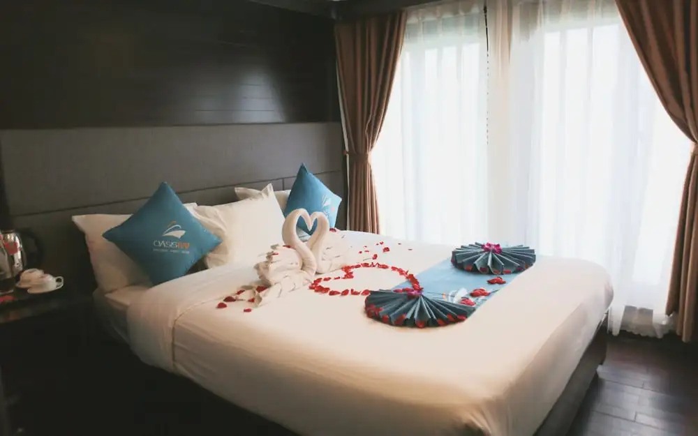 Oasis Bay Party Cruise - Ha Long Bay Tour